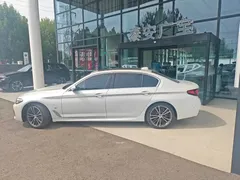 2021 BMW 5 Series 530Li xDrive M, белый — фото 4