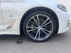 2021 BMW 5 Series 530Li xDrive M, белый — фото 8