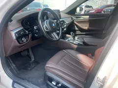 2021 BMW 5 Series 530Li xDrive M, белый — фото 10