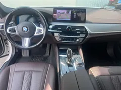 2021 BMW 5 Series 530Li xDrive M, белый — фото 13