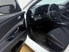 2023 Hyundai Elantra 1.5L CVT LUX Premium, белый — фото 9