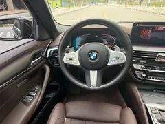 2022 BMW 5 Series 530Li M, чёрный — фото 9