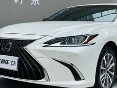 2021 Lexus ES 300h, белый — фото 19