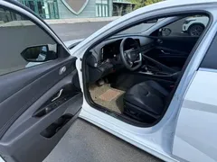 2022 Hyundai Elantra 1.5L CVT LUX Premium, белый — фото 7