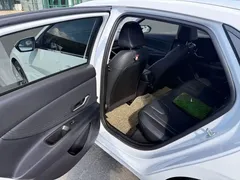 2022 Hyundai Elantra 1.5L CVT LUX Premium, белый — фото 9