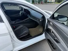 2022 Hyundai Elantra 1.5L CVT LUX Premium, белый — фото 12