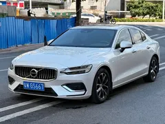 2022 Volvo S60 B4 Luxury, белый — фото 1