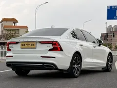 2022 Volvo S60 B4 Luxury, белый — фото 21