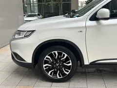 2020 Mitsubishi Outlander 2.0L 2WD 5, белый — фото 5