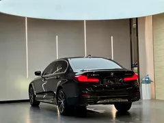 2022 BMW 5 Series 5 530Li M, чёрный — фото 10