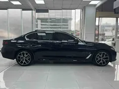 2022 BMW 5 Series 530Li Premium M Sport Package, чёрный — фото 10