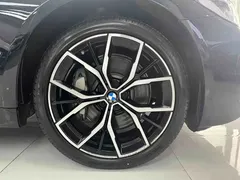 2022 BMW 5 Series 530Li Premium M Sport Package, чёрный — фото 17