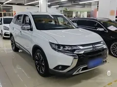 2020 Mitsubishi Outlander 2.4L 4WD 5, белый — фото 4