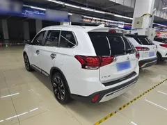 2020 Mitsubishi Outlander 2.4L 4WD 5, белый — фото 5