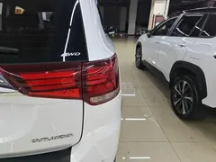 2020 Mitsubishi Outlander 2.4L 4WD 5, белый — фото 8