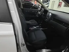 2020 Mitsubishi Outlander 2.4L 4WD 5, белый — фото 25