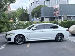 2023 BMW 5 Series 530Li Leading M Sport Package, белый — фото 2