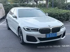 2023 BMW 5 Series 530Li Leading M Sport Package, белый — фото 3