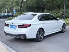 2023 BMW 5 Series 530Li Leading M Sport Package, белый — фото 12