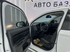2021 Mitsubishi Outlander 2.0L 2WD 5, белый — фото 7