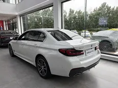 2022 BMW 5 Series 5 525Li M, белый — фото 4