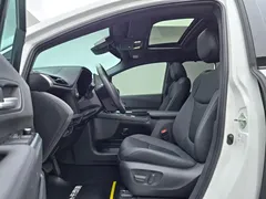 2023 Toyota Sienna 2.5L Hybrid Premium, белый — фото 13