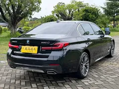2023 BMW 5 Series 5 530Li M, чёрный — фото 16