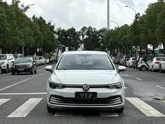 2021 Volkswagen Golf 200TSI DSG, белый — фото 2