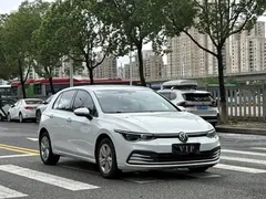 2021 Volkswagen Golf 200TSI DSG, белый — фото 3