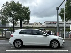 2021 Volkswagen Golf 200TSI DSG, белый — фото 4