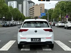 2021 Volkswagen Golf 200TSI DSG, белый — фото 16