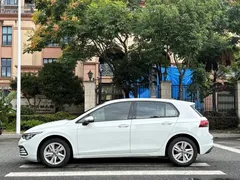2021 Volkswagen Golf 200TSI DSG, белый — фото 18