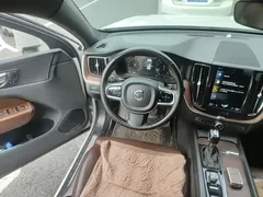 2021 Volvo XC60 4WD Luxury, белый — фото 3