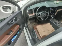 2021 Volvo XC60 4WD Luxury, белый — фото 14