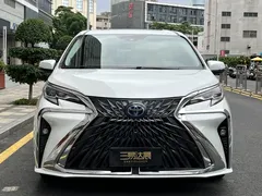 2021 Toyota Sienna 2.5L Hybrid Platinum, белый — фото 2