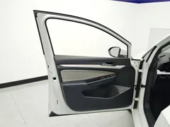2021 Volkswagen Golf 200TSI DSG Pro, белый — фото 7
