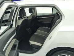2021 Volkswagen Golf 200TSI DSG Pro, белый — фото 11