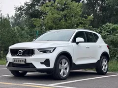2023 Volvo XC40 B3, белый — фото 1