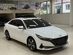 2022 Hyundai Elantra 1.5L CVT LUX Premium, белый — фото 3
