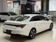 2022 Hyundai Elantra 1.5L CVT LUX Premium, белый — фото 4