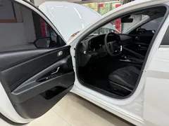 2022 Hyundai Elantra 1.5L CVT LUX Premium, белый — фото 8