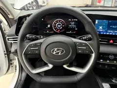 2022 Hyundai Elantra 1.5L CVT LUX Premium, белый — фото 11
