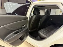 2022 Hyundai Elantra 1.5L CVT LUX Premium, белый — фото 17
