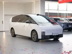 2024 Li Auto MEGA Ultra, белый — фото 3