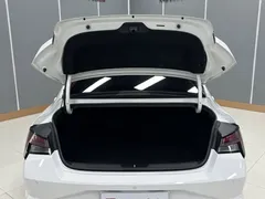2022 Hyundai Elantra 1.5L CVT LUX Premium, белый — фото 26