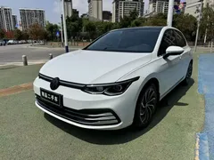 2020 Volkswagen Golf 200TSI DSG, белый — фото 1