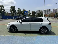 2020 Volkswagen Golf 200TSI DSG, белый — фото 4