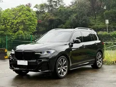 2022 BMW X7 xDrive M50i, чёрный — фото 1