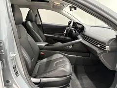 2022 Hyundai Elantra 1.5L CVT LUX Premium — фото 12