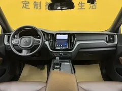 2022 Volvo XC60 4WD Luxury, белый — фото 14